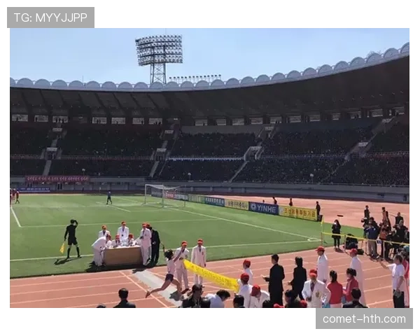 吴艳妮赛前涂指甲油的画面被拍到，这姐是真把田径场当秀场了？